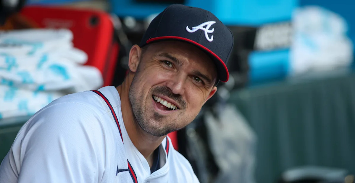 Adam Duvall signs a baseball card for a young diabetic fan