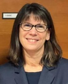 Smiling pregnant woman with T1D using closed-loop therapy to improve glycemic control