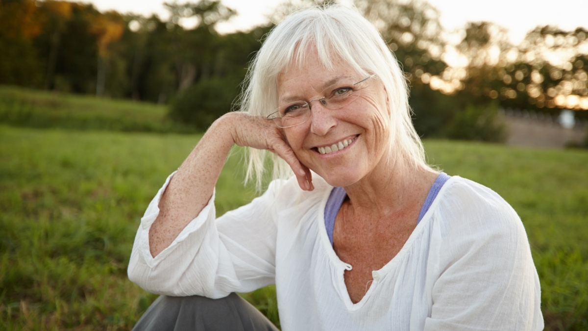 Woman in green field practicing natural lifestyle tips to prevent type 2 diabetes