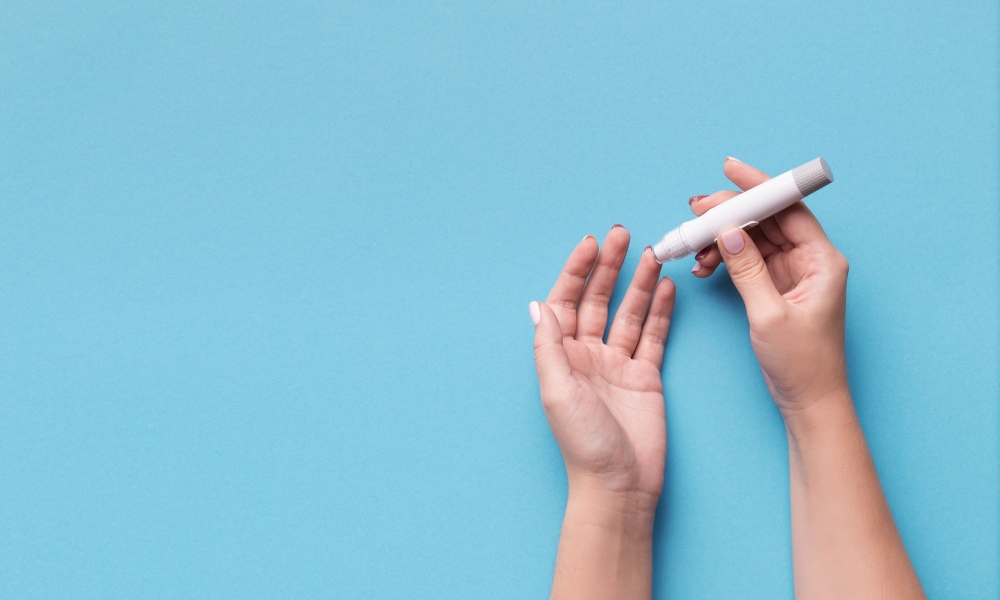 Hands holding a pen, highlighting heat management tips for people with diabetes in summer