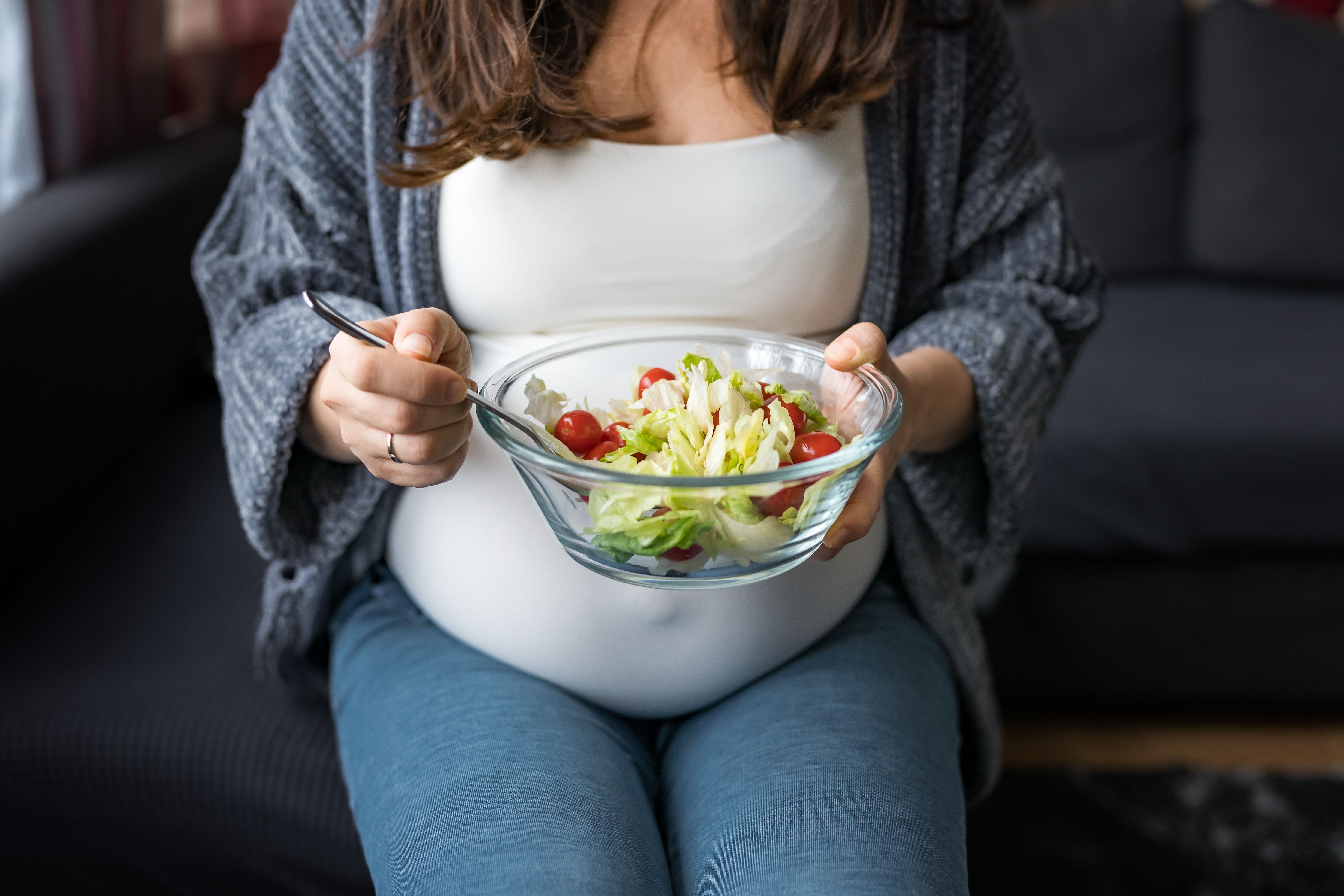 Pregnant woman enjoying an anti-inflammatory salad to reduce Type 1 diabetes risk
