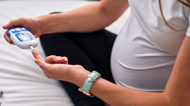 Pregnant woman using digital test for gestational diabetes prevention
